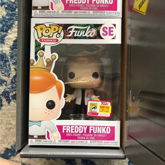 NEW IN ORIGINAL BOX SDCC 2018 FUNDAYS Locker w 3 Freddy Funk - Picture 6 of 9